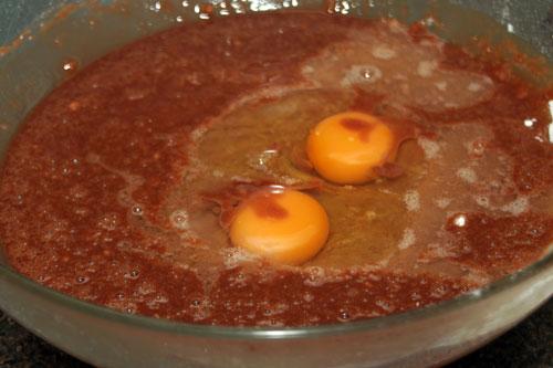 mezclar-los-ingredientes-del-Bizcocho-de-Coca-Cola-con-los-huevo