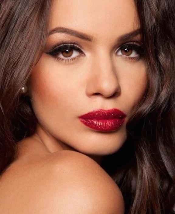 maquillaje-de-noche-para-ojos-marrones-potenciando-el-eyeliner-liquido-y-los-labios-rojos-1