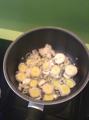 Sofrito de cebolla, puerro y ajo