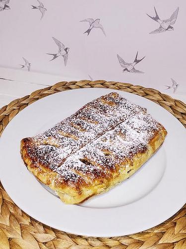 hojaldre-manzana-níspero-pasas