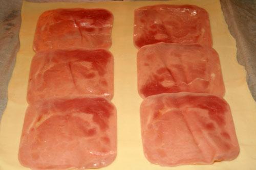 poner-las-lonchas-de-jamón-cocido-sobre-la-masa-de-hojaldre