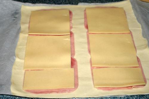 poner-el-queso-en-lonchas-para-rellenar-las-Palmeritas-Saladas-de-Jamón-y-Queso