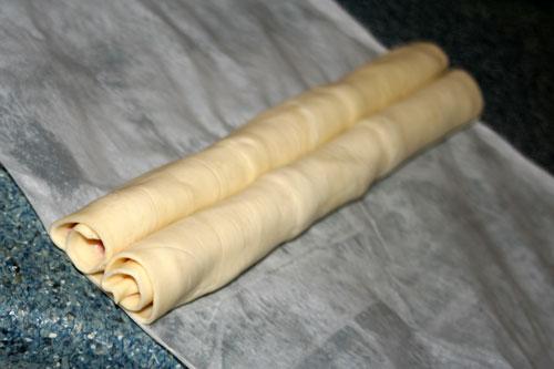 enrollar-la-masa-de-hojaldre-por-un-extremo-y-por-el-otro