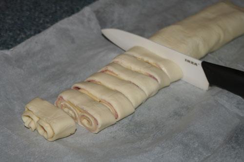 cortar-la-masa-de-hojaldre-para-crear-las-palmeritas