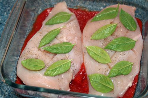 poner-hojas-de-albahaca-sobre-pollo