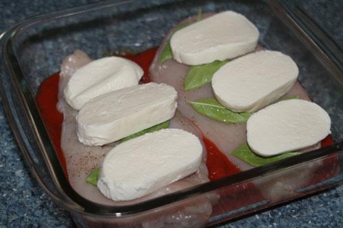 colocar-rodajas-de-queso-mozzarella-sobre-las-pechugas