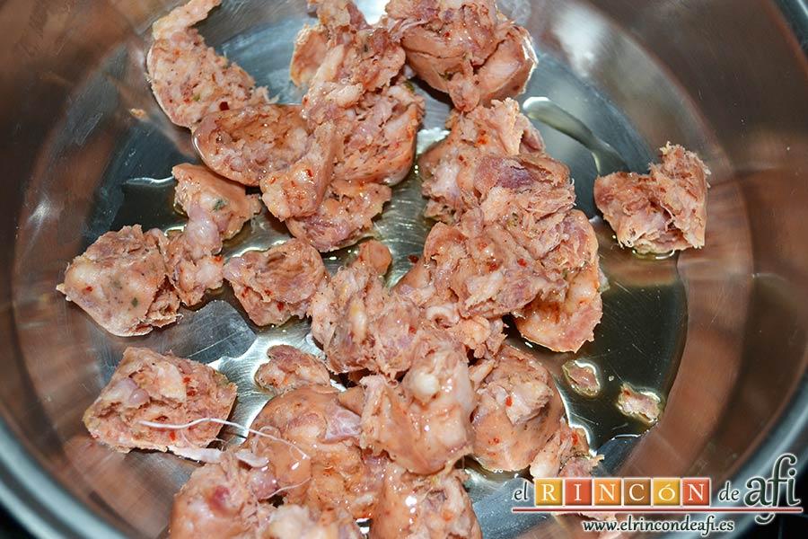 Pasta fresca al huevo con salsa de chorizo, retirarles la piel, trocearlos y ponerlos a dorar en un caldero