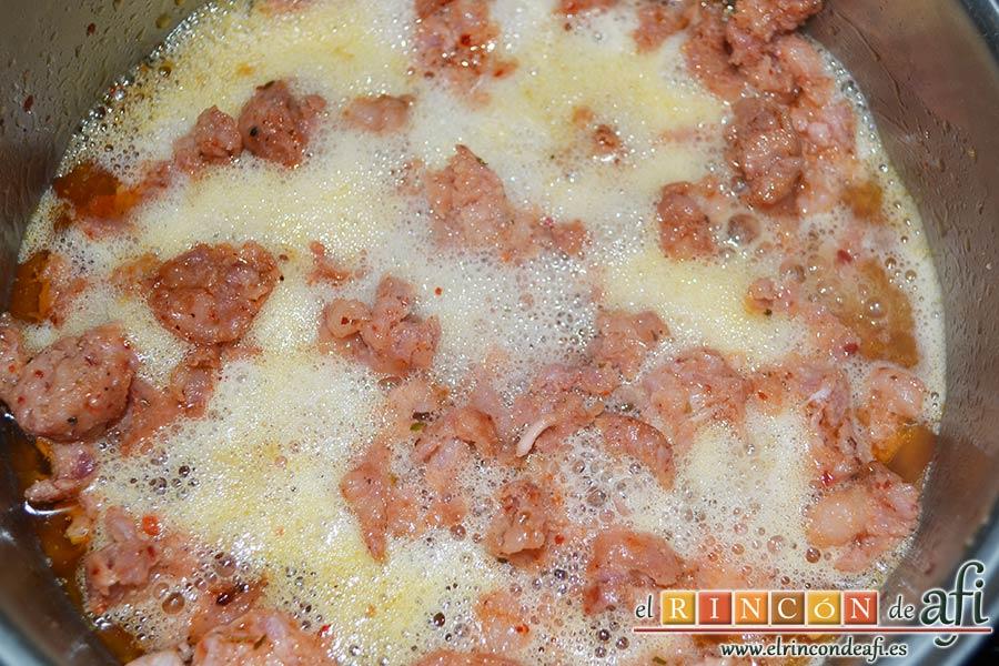 Pasta fresca al huevo con salsa de chorizo, cuando estén dorados añadir la cerveza