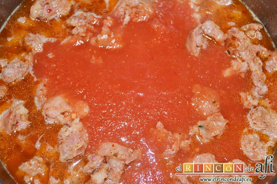 Pasta fresca al huevo con salsa de chorizo, añadir el tomate triturado