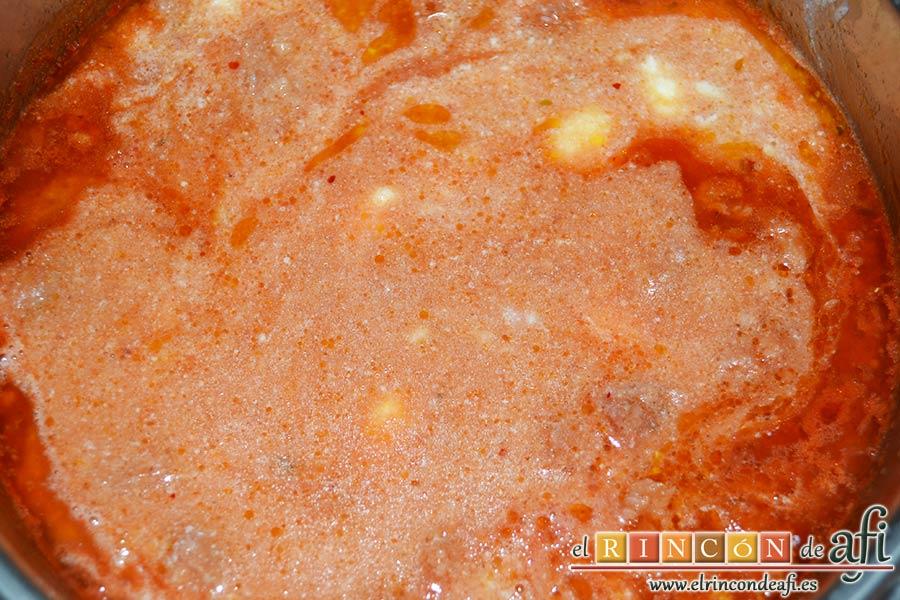 Pasta fresca al huevo con salsa de chorizo, añadir la nata (crema de leche)