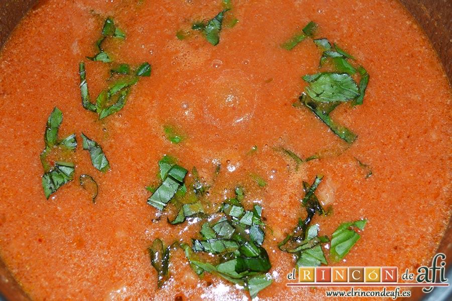 Pasta fresca al huevo con salsa de chorizo, añadir la albahaca fresca troceada