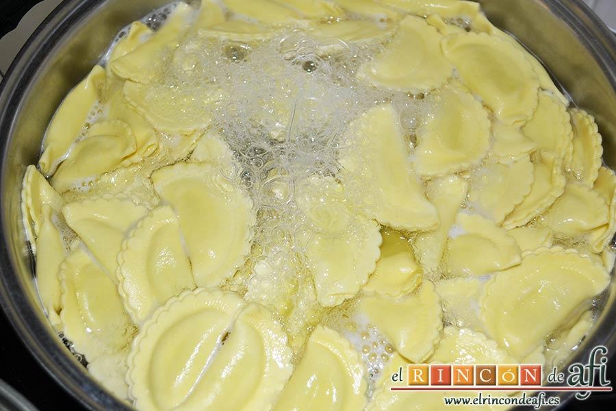 Pasta fresca al huevo con salsa de chorizo, ponemos a hervir la pasta