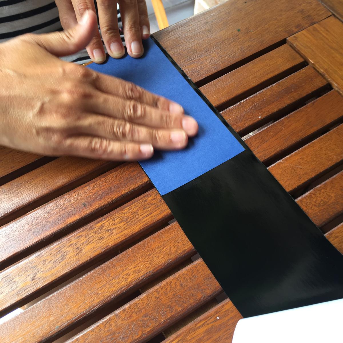 forramos la cartulina con el aironfix negro