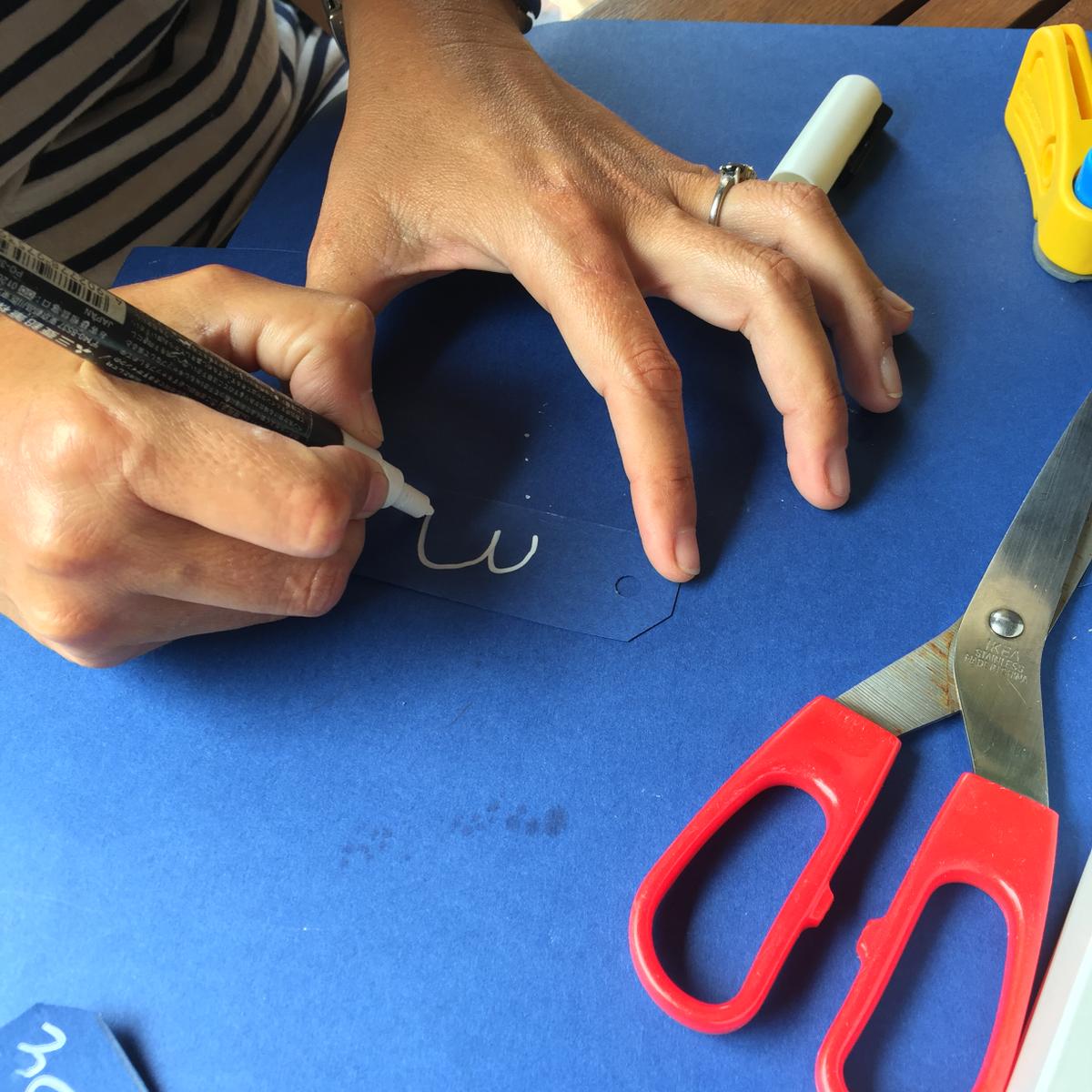 esribimos los días y meses en las cartulinas