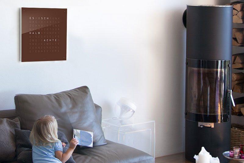 reloj de pared qlocktwo ideal para cualquier espacio