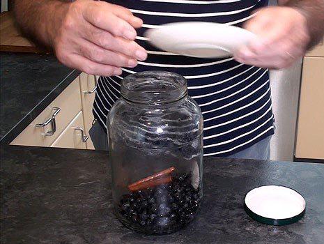 ponemos las endrinas en un tarro