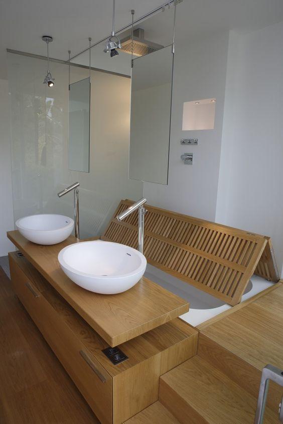 La bañera queda oculta con listones de teka que forman el suelo de la ducha: 2 en 1, pero con estilo