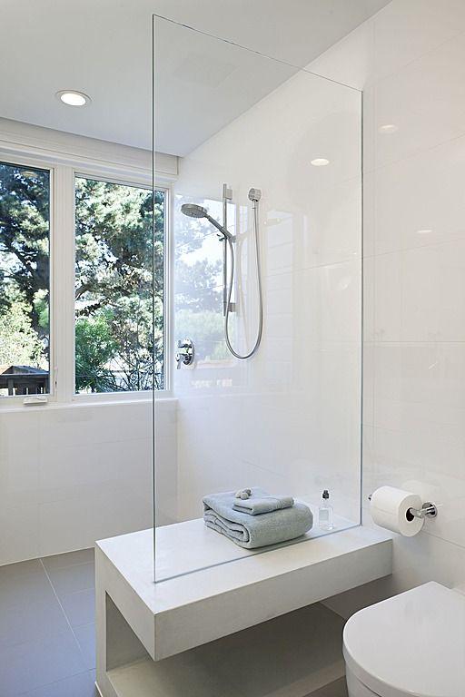 Asiento con doble uso: banco hacia la ducha, almacenaje hacia el lavabo.