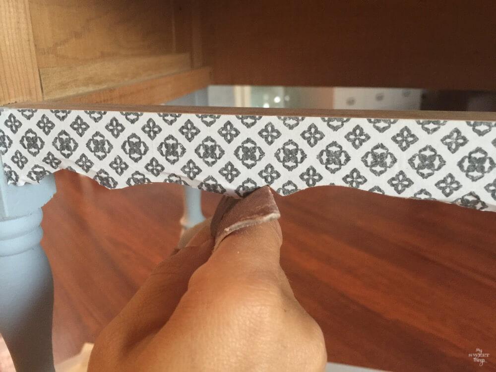 Como transformar mobiliario con decoupage y pintura de leche · Lijar los bordes para un acabado profesional