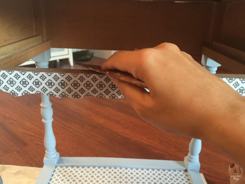 Como transformar mobiliario con decoupage y pintura de leche · Lijar los bordes para un acabado profesional