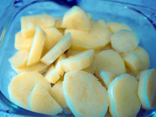 Poner-en-un-recipiente-las-Patatas-en-Cachelo