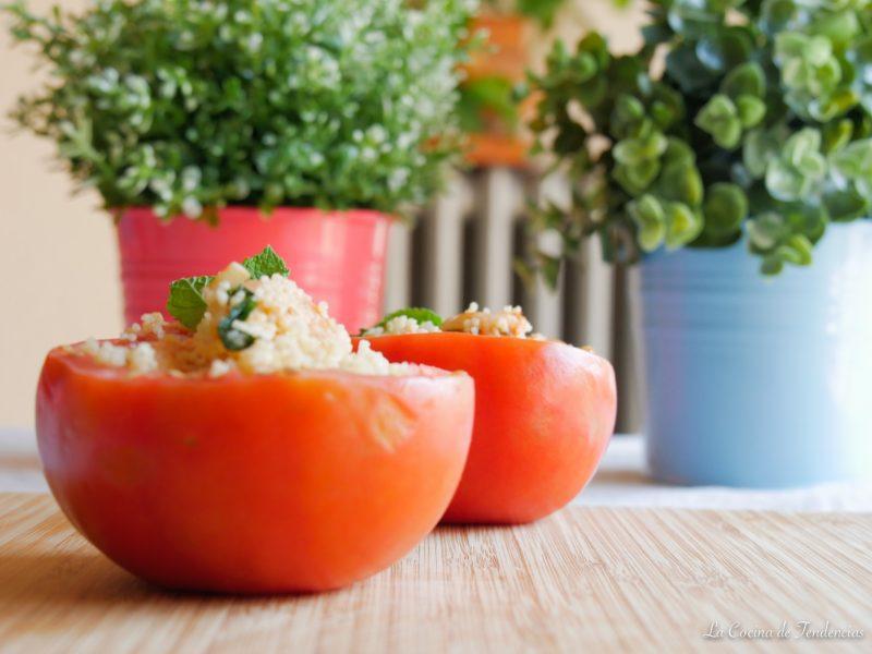 Tomate relleno con cous cous y gambas