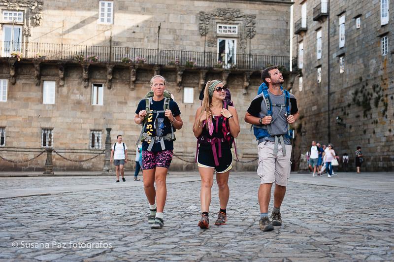 Peregrinos de Boda en Santiago de Compostela. Fotos de la llegada a Santiago como peregrinos de María y Andrew unos días antes de su boda en la Corticela de la Catedral de Santiago.