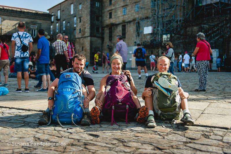 Peregrinos de Boda en Santiago de Compostela. Fotos de la llegada a Santiago como peregrinos de María y Andrew unos días antes de su boda en la Corticela de la Catedral de Santiago.