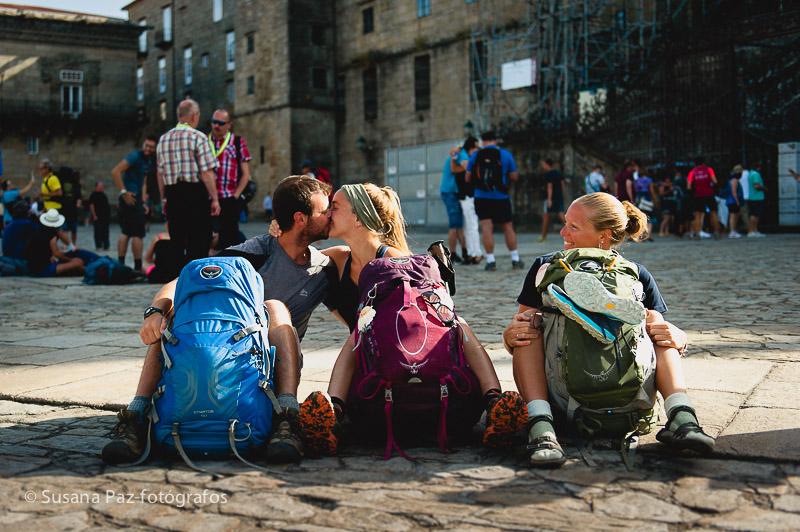 Peregrinos de Boda en Santiago de Compostela. Fotos de la llegada a Santiago como peregrinos de María y Andrew unos días antes de su boda en la Corticela de la Catedral de Santiago.