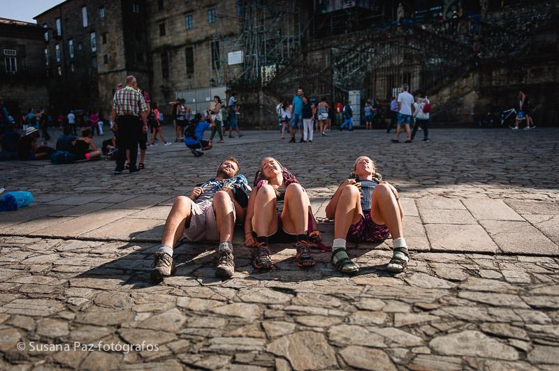 Peregrinos de Boda en Santiago de Compostela. Fotos de la llegada a Santiago como peregrinos de María y Andrew unos días antes de su boda en la Corticela de la Catedral de Santiago.