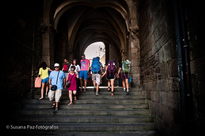 Peregrinos de Boda en Santiago de Compostela. Fotos de la llegada a Santiago como peregrinos de María y Andrew unos días antes de su boda en la Corticela de la Catedral de Santiago.
