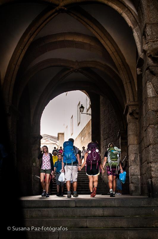 Peregrinos de Boda en Santiago de Compostela. Fotos de la llegada a Santiago como peregrinos de María y Andrew unos días antes de su boda en la Corticela de la Catedral de Santiago.