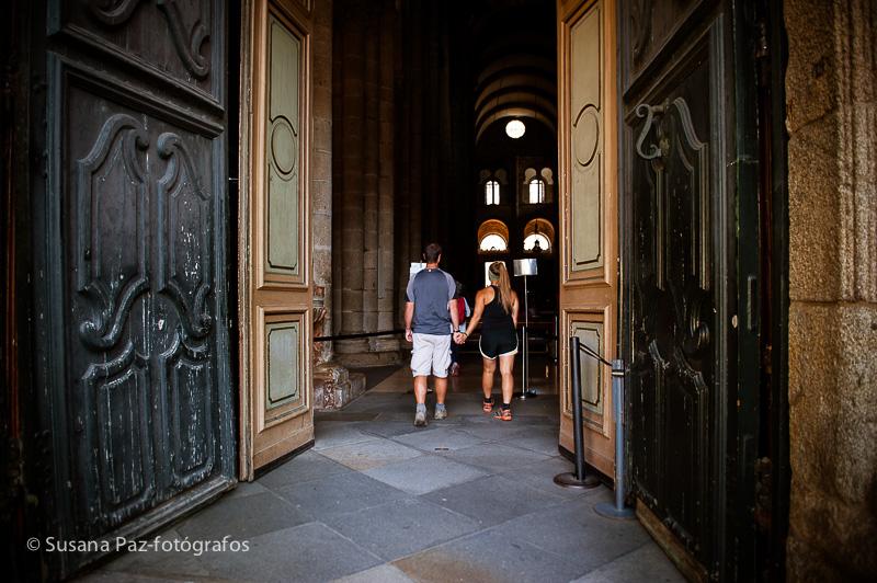 Peregrinos de Boda en Santiago de Compostela. Fotos de la llegada a Santiago como peregrinos de María y Andrew unos días antes de su boda en la Corticela de la Catedral de Santiago.