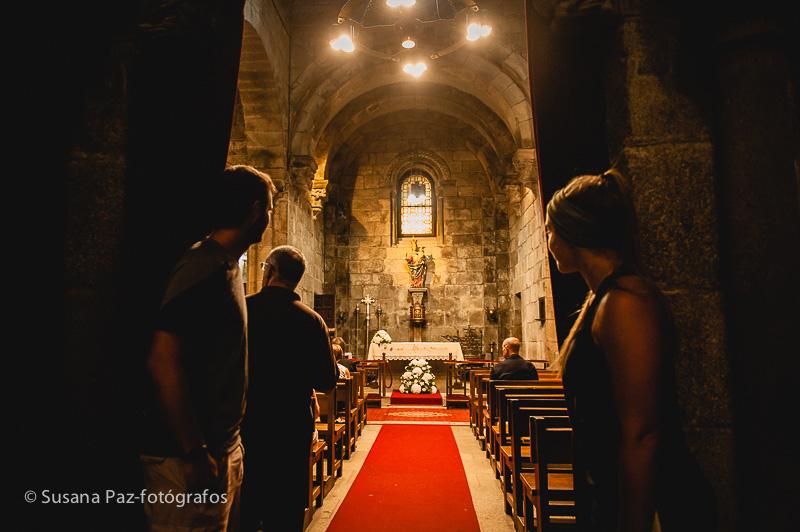 Peregrinos de Boda en Santiago de Compostela. Fotos de la llegada a Santiago como peregrinos de María y Andrew unos días antes de su boda en la Corticela de la Catedral de Santiago.