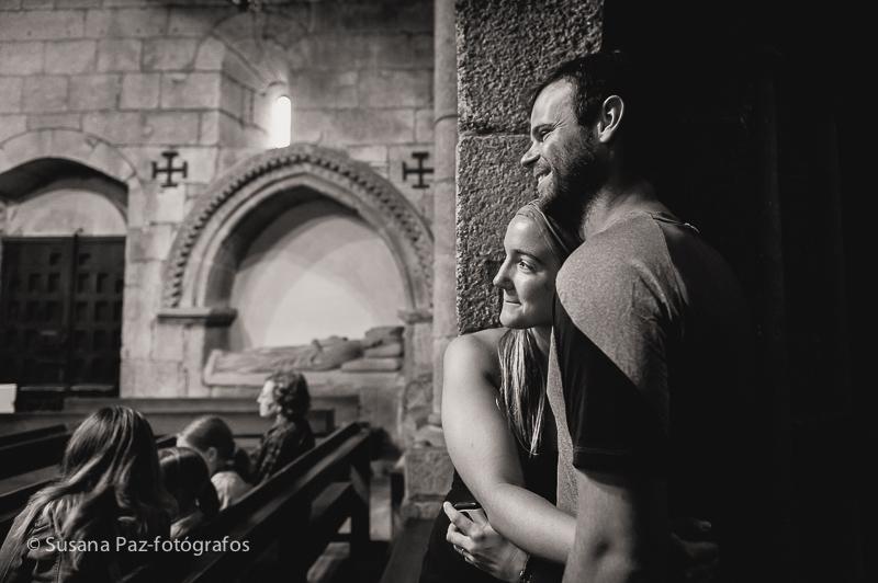 Peregrinos de Boda en Santiago de Compostela. Fotos de la llegada a Santiago como peregrinos de María y Andrew unos días antes de su boda en la Corticela de la Catedral de Santiago.