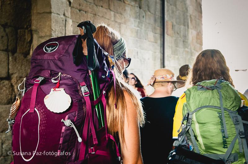 Peregrinos de Boda en Santiago de Compostela. Fotos de la llegada a Santiago como peregrinos de María y Andrew unos días antes de su boda en la Corticela de la Catedral de Santiago.
