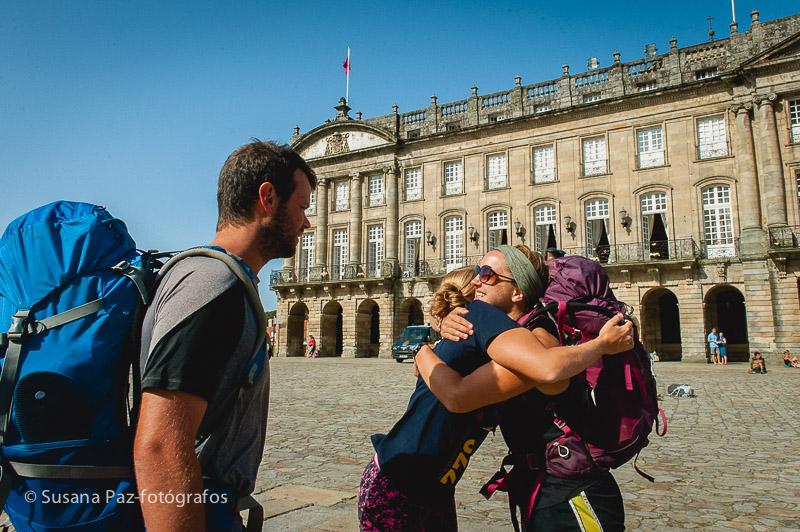 Peregrinos de Boda en Santiago de Compostela. Fotos de la llegada a Santiago como peregrinos de María y Andrew unos días antes de su boda en la Corticela de la Catedral de Santiago.