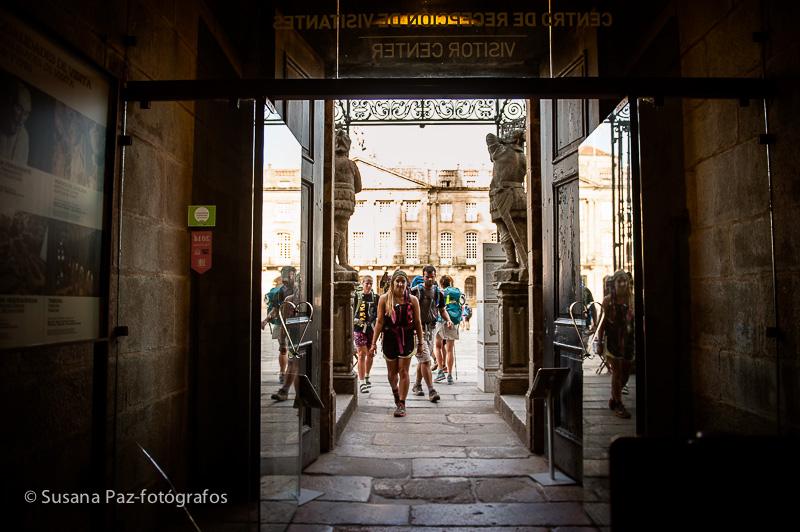 Peregrinos de Boda en Santiago de Compostela. Fotos de la llegada a Santiago como peregrinos de María y Andrew unos días antes de su boda en la Corticela de la Catedral de Santiago.