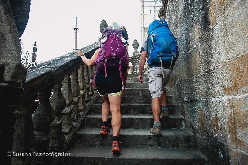 Peregrinos de Boda en Santiago de Compostela. Fotos de la llegada a Santiago como peregrinos de María y Andrew unos días antes de su boda en la Corticela de la Catedral de Santiago.
