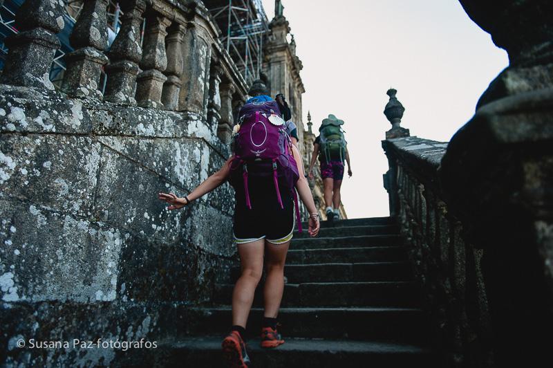 Peregrinos de Boda en Santiago de Compostela. Fotos de la llegada a Santiago como peregrinos de María y Andrew unos días antes de su boda en la Corticela de la Catedral de Santiago.