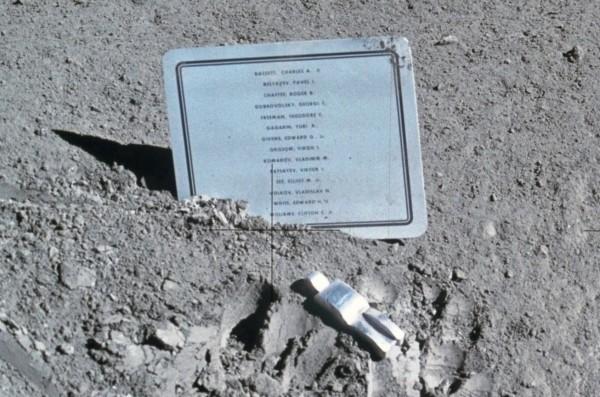 El astronauta caído dejado en la Luna junto a la placa conmemorativa.
