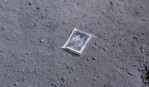 Fotografía familiar dejada en la Luna por el astronauta Charles Duke, del Apolo 16.