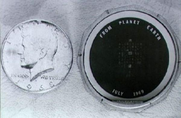 Disco de silicio dejado en la Luna en julio del año 1969 con mensajes de líderes y mandatarios de la Tierra.