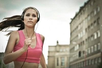 mujer corriendo con auriculares