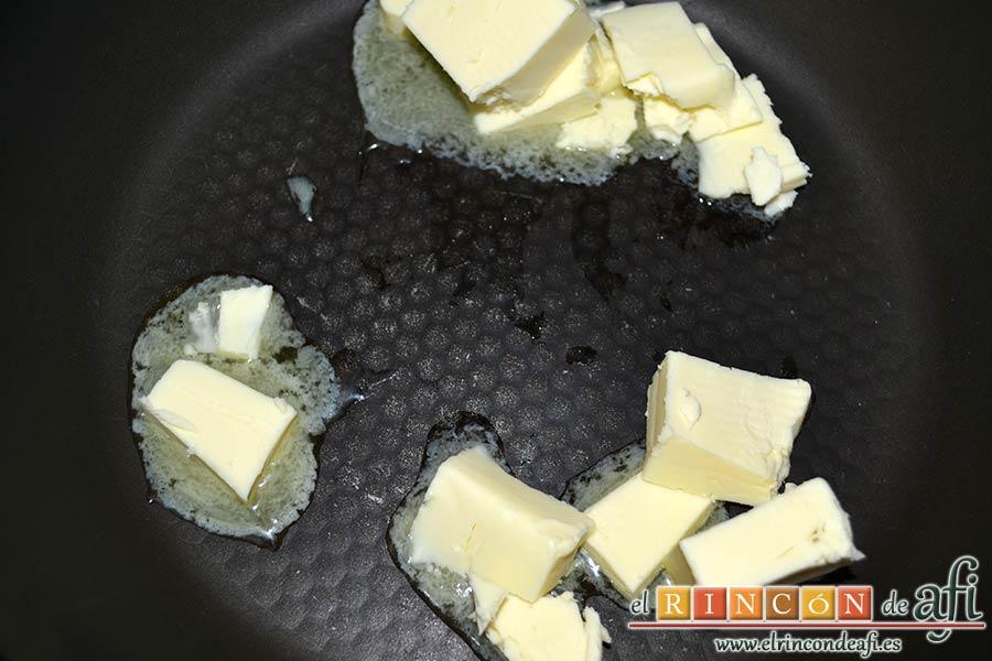 Hojaldre relleno con crema pastelera y manzana, derretir la mantequilla en una sartén