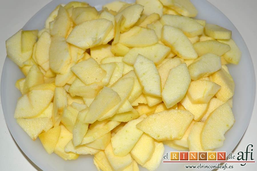 Hojaldre relleno con crema pastelera y manzana, pelar y cortar las manzanas en trozos no muy gordos