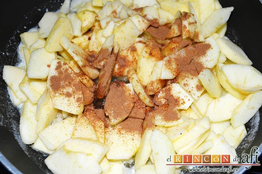 Hojaldre relleno con crema pastelera y manzana, ponerlas en la sartén junto con la canela