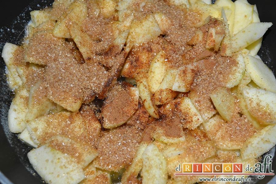 Hojaldre relleno con crema pastelera y manzana, añadir el azúcar moreno y dejar cocinar