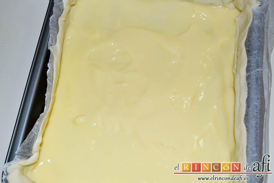 Hojaldre relleno con crema pastelera y manzana, rellenar con la crema pastelera