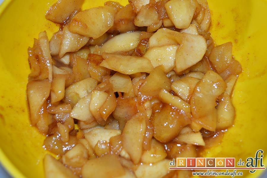 Hojaldre relleno con crema pastelera y manzana, escurrir las manzanas